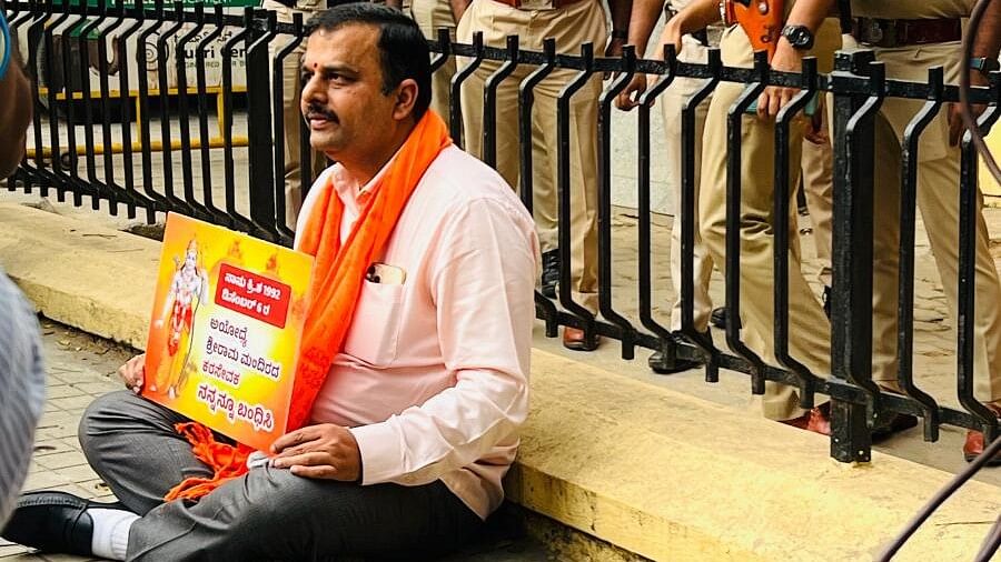 <div class="paragraphs"><p>Former minister V Sunil Kumar stages a protest outside the Sadashivanagar police station in Bengaluru on Thursday.</p></div><div class="paragraphs"><p><br></p></div>