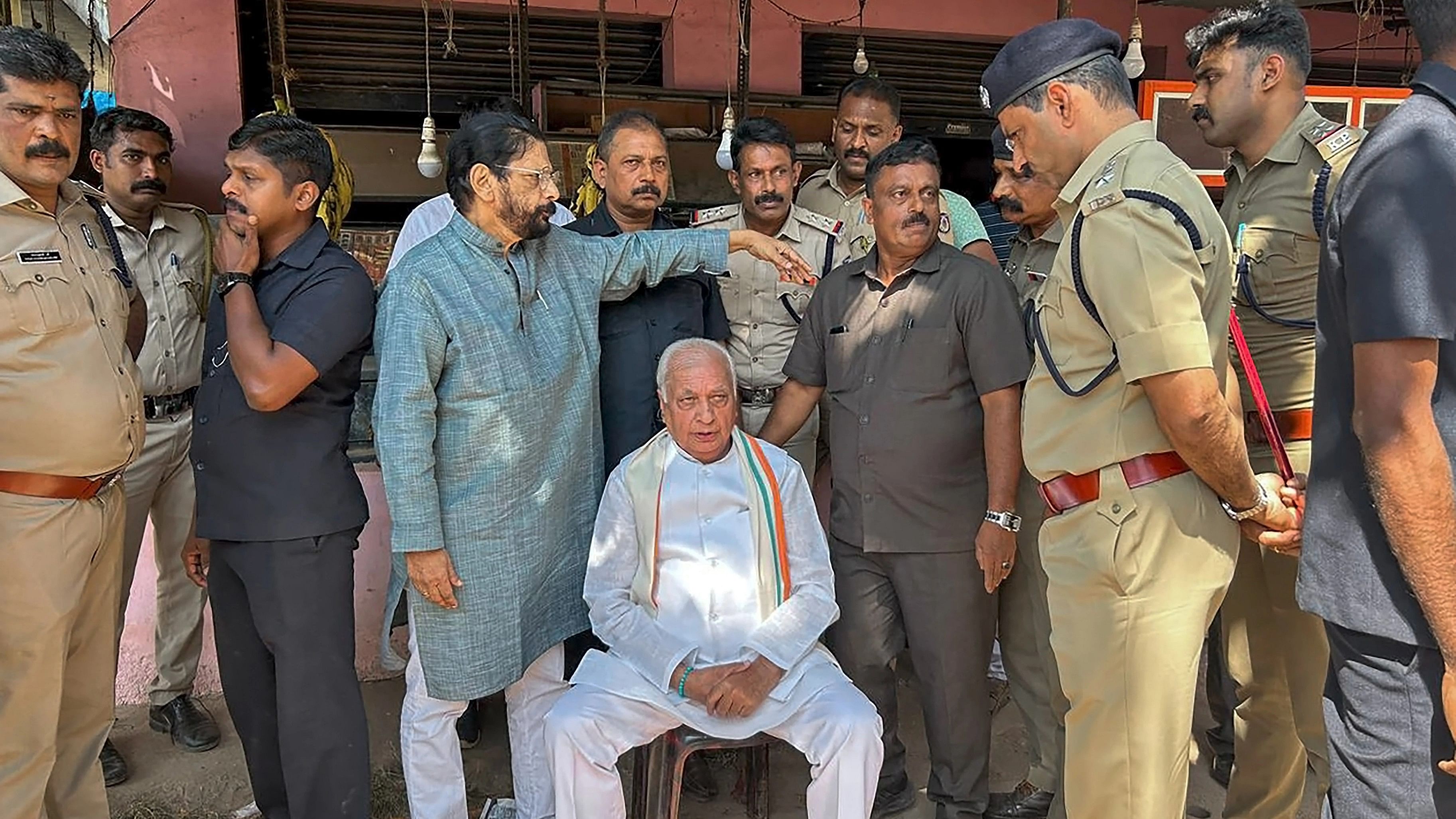 <div class="paragraphs"><p>Kollam: Kerala Governor Arif Mohammed Khan stages a sit-in protest at a tea shop at Nilamel against the police's alleged failure in preventing black flag protests by the Students Federation of India (SFI), in Kollam district, Saturday, Jan. 27, 2024.</p></div>