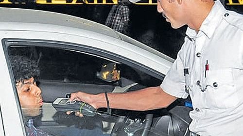 <div class="paragraphs"><p>Representative image of a policemen checking a driver for drunken driving.  </p></div>