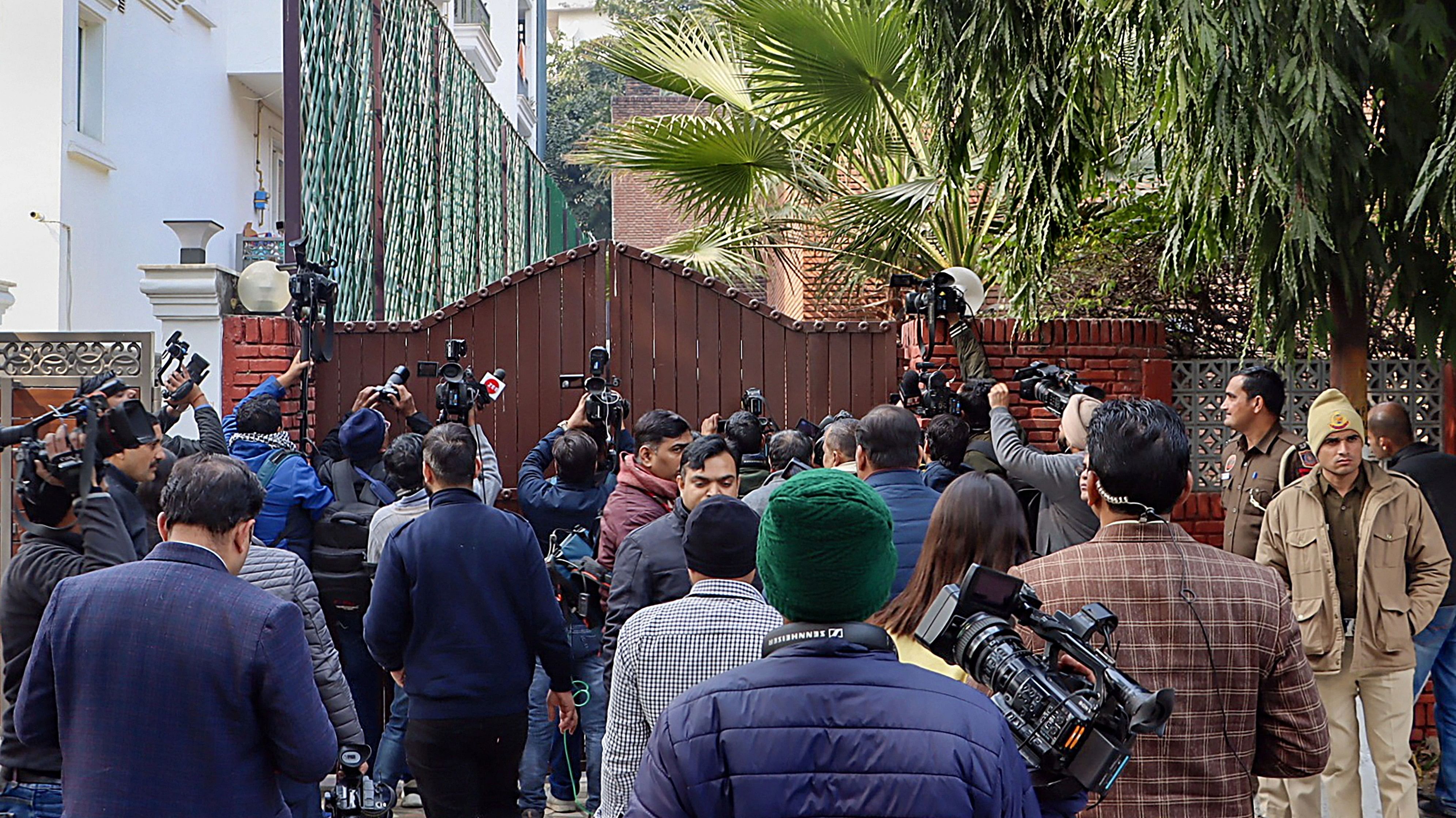 <div class="paragraphs"><p>Media outside Jharkhand Chief Minister Hemant Soren's residence where an ED team reached, in New Delhi.</p></div>