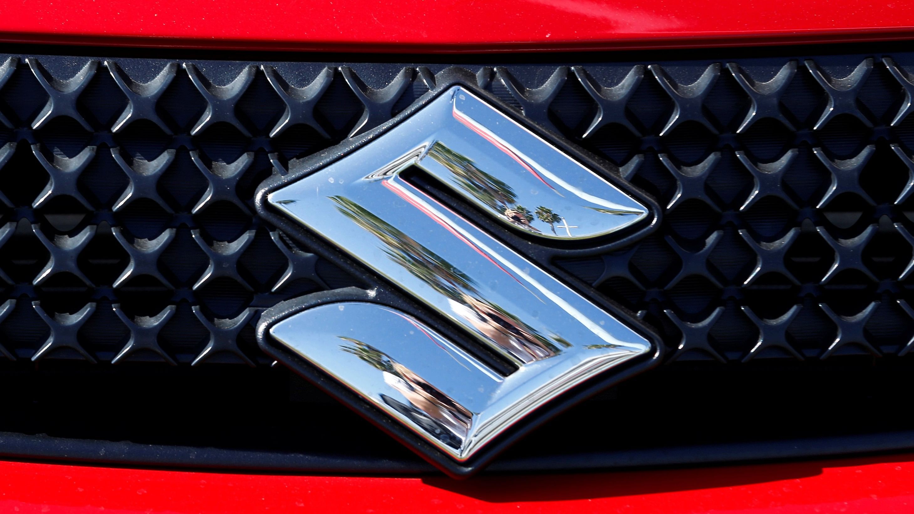 <div class="paragraphs"><p>Suzuki logo.</p></div>