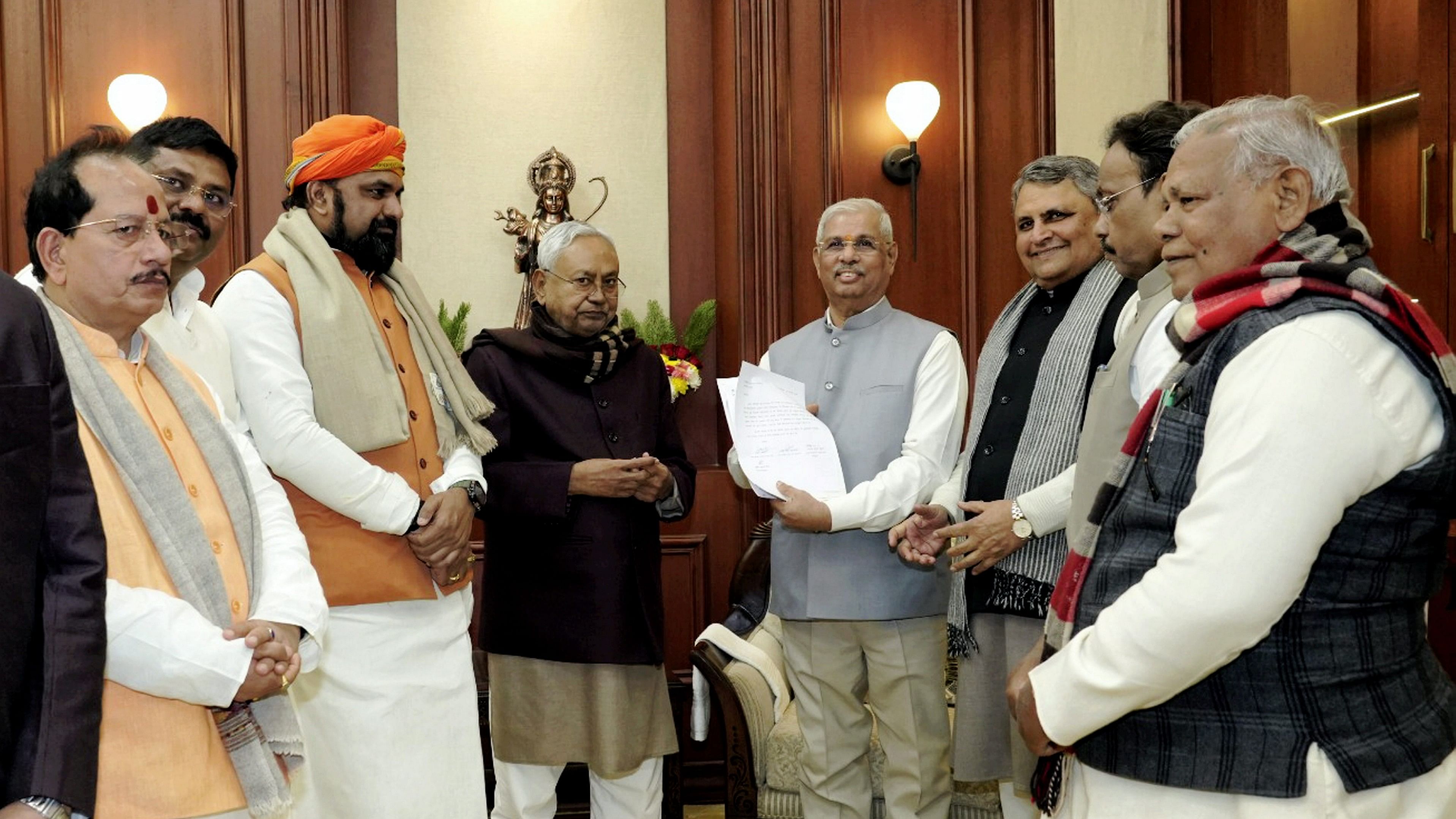 <div class="paragraphs"><p>JD(U) chief Nitish Kumar with BJP National General Secretary Vinod Tawde, Bihar BJP President Samrat Choudhary, BJP leader Vijay Kumar Sinha and others meets Bihar Governor Rajendra Arlekar to stake claim to form the government in the state, at Raj Bhavan, in Patna.</p></div>