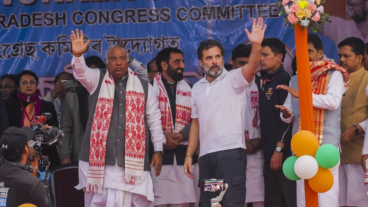 <div class="paragraphs"><p>Congress President Mallikarjun Kharge with party leader Rahul Gandhi during a public meeting amid the 'Bharat Jodo Nyay Yatra', in Nagaon district, Assam, Sunday, Jan. 21, 2024.</p></div>
