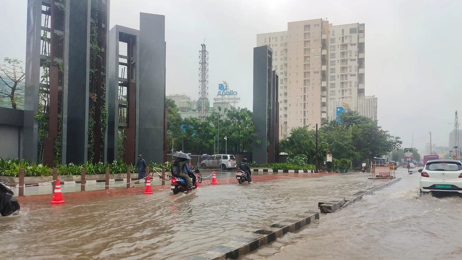 <div class="paragraphs"><p>Rains lashed parts of Tamil Nadu, including the northern region, prompting authorities to declare a holiday on Monday for schools in different districts.</p></div>