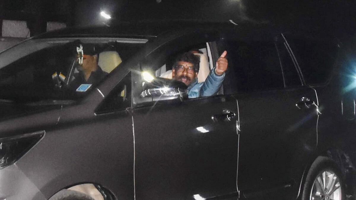 <div class="paragraphs"><p>Jharkhand Chief Minister Hemant Soren gestures as he leaves from his residence for Raj Bhavan, in Ranchi, Wednesday, Jan. 31, 2024.</p></div>