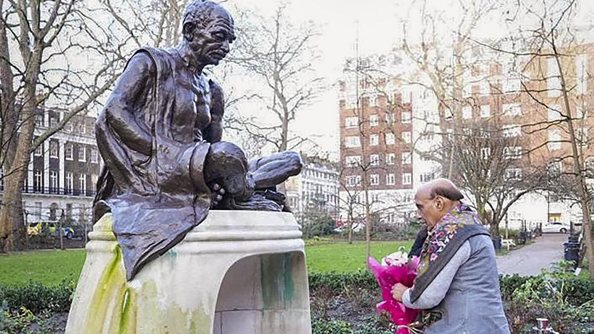 <div class="paragraphs"><p>Rajnath Singh pays homage to Mahatma Gandhi's statue in Tavistock, London.</p></div>