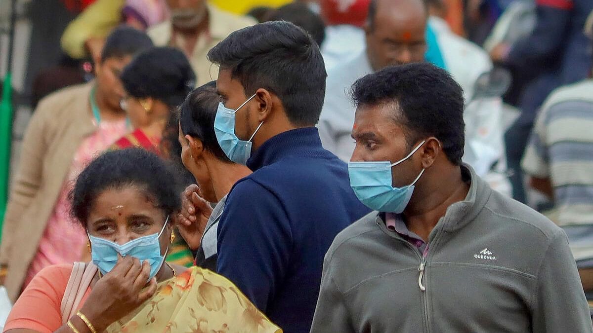 <div class="paragraphs"><p>People wearing face masks as a precautionary measure after cases of COVID-19 sub-variant JN.1 were detected in the country, in Bengaluru.</p></div>