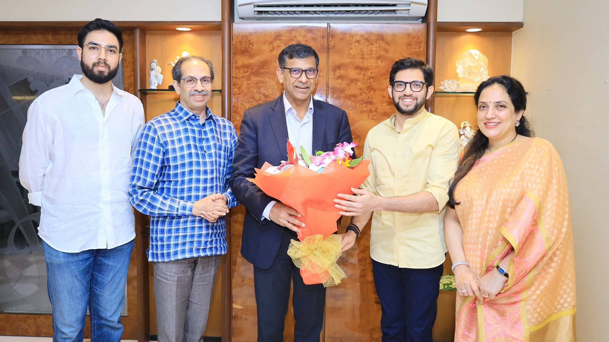 <div class="paragraphs"><p>Shiv Sena (UBT) President Uddhav Thackeray along with his wife and sons met former RBI Governor Raghuram Rajan recently.</p></div>