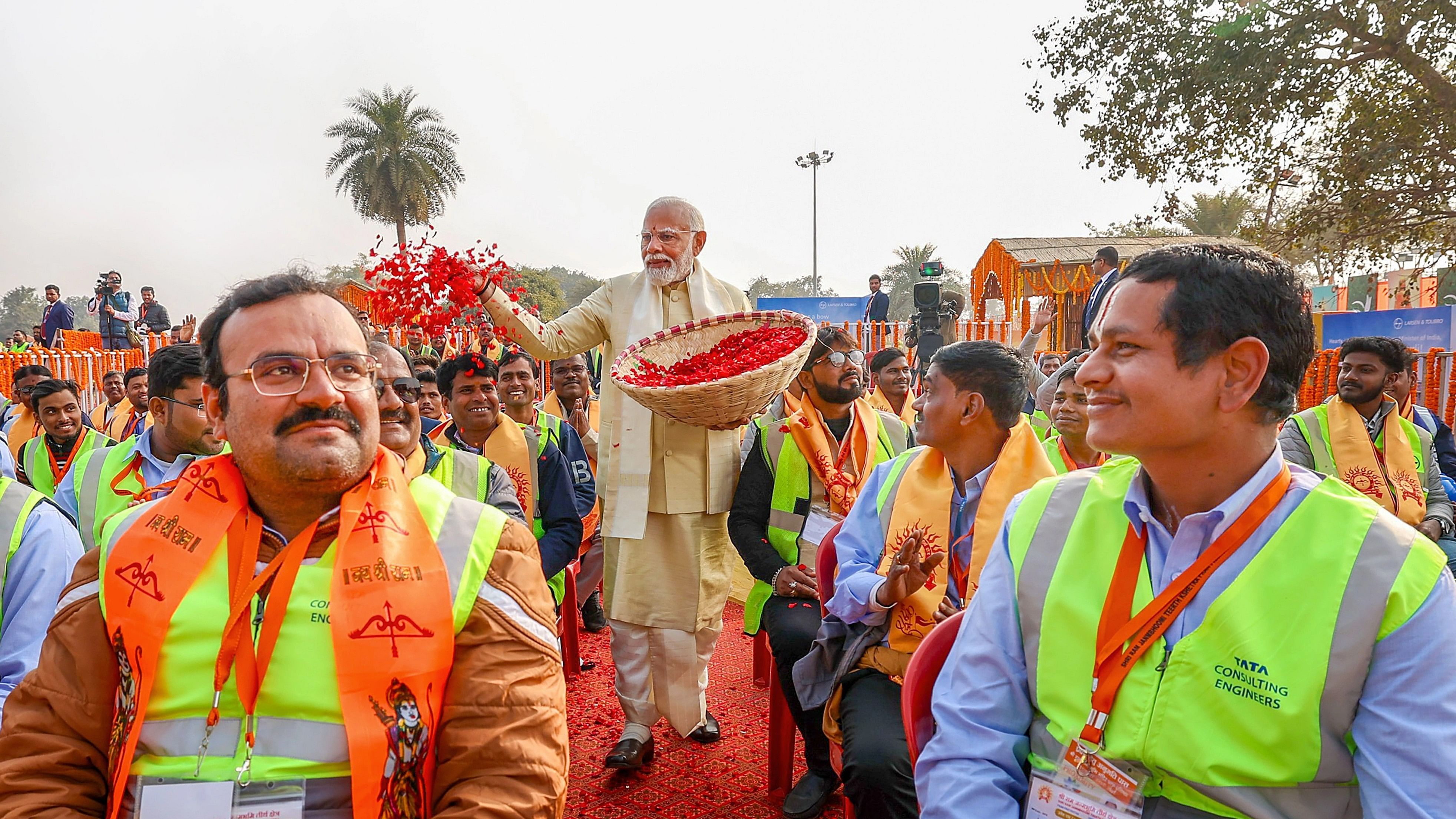 <div class="paragraphs"><p>Prime Minister Narendra Modi showers flower petals on 'shramjeevis' who contributed to the construction of the Ram Mandir.</p></div>