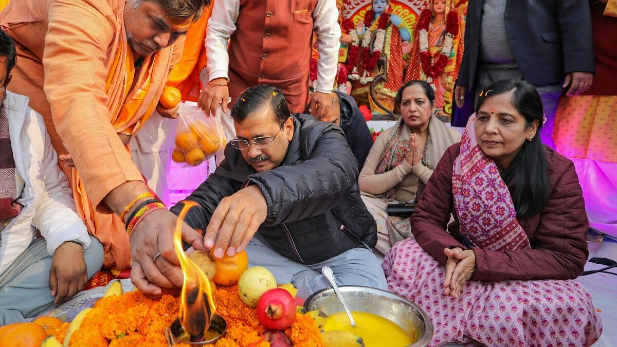 <div class="paragraphs"><p>Delhi Chief Minister Arvind Kejriwal with wife Sunita takes part in a 'havan' after ' 'Sundar Kand' recitation, at Rohini in New Delhi, Tuesday, Jan. 16, 2024.</p></div>