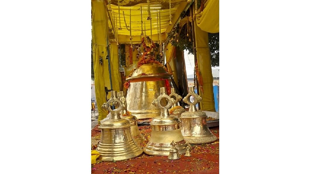 <div class="paragraphs"><p>A giant bell, weighing 2400 kg, offered by  a delegation of people from Etah for installation at Shri Ram Janambhoomi Temple in Ayodhya.</p></div>