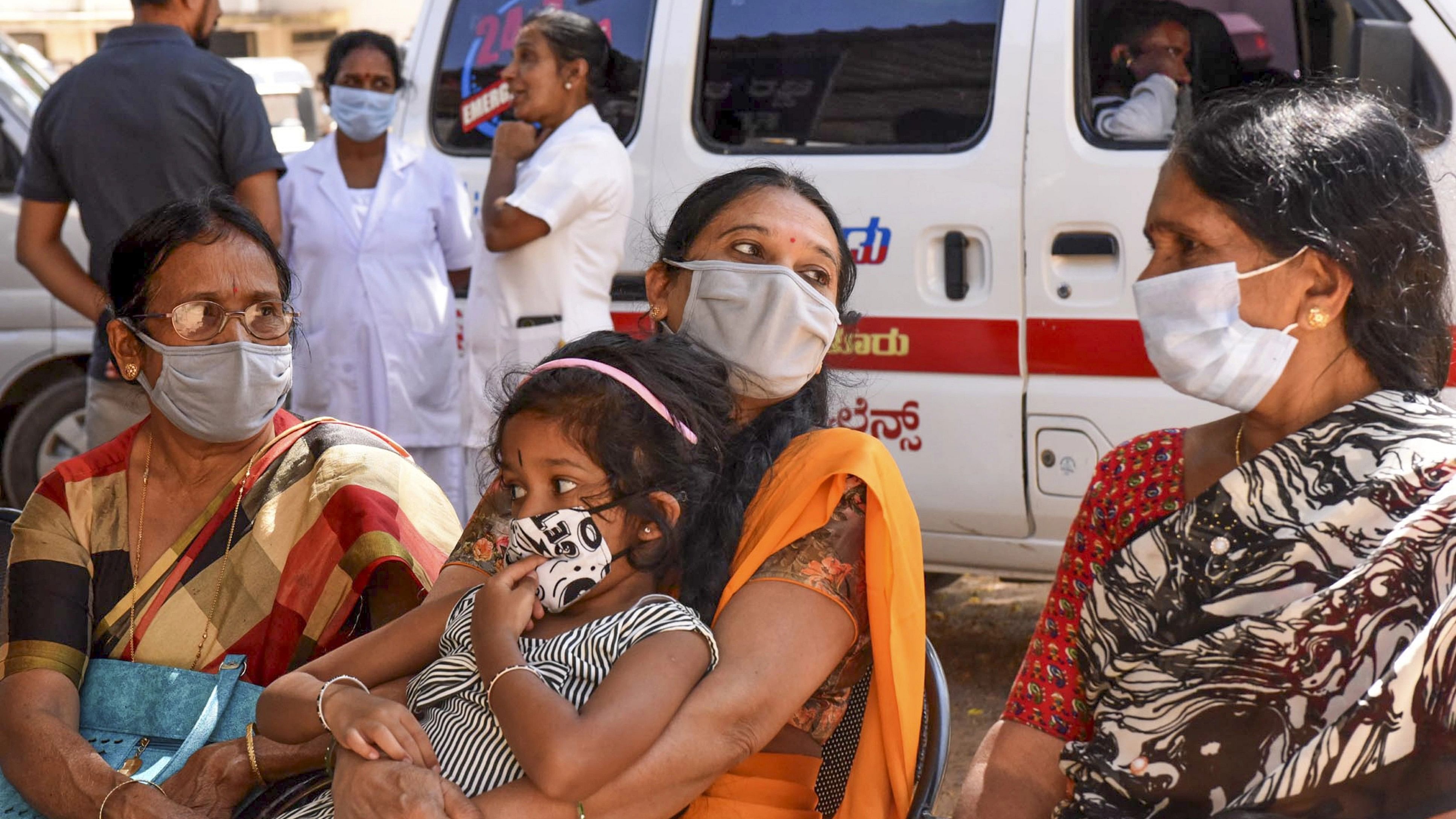 <div class="paragraphs"><p>People wearing face masks as a precautionary measure after cases of COVID-19 sub-variant JN.1 were detected in the country, at a hospital in Chikkamagaluru in Karnataka, Saturday, Dec. 23, 2023.</p></div>