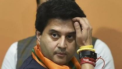 <div class="paragraphs"><p>After a video of passengers eating on the tarmac at Mumbai airport went viral, Civil Aviation Minister Jyotiraditya Scindia held a meeting with all ministry officials</p></div>