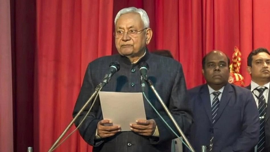 <div class="paragraphs"><p>JD(U) leader Nitish Kumar takes oath as Bihar CM during the swearing-in ceremony of the new state government at Raj Bhavan in Patna.</p></div>