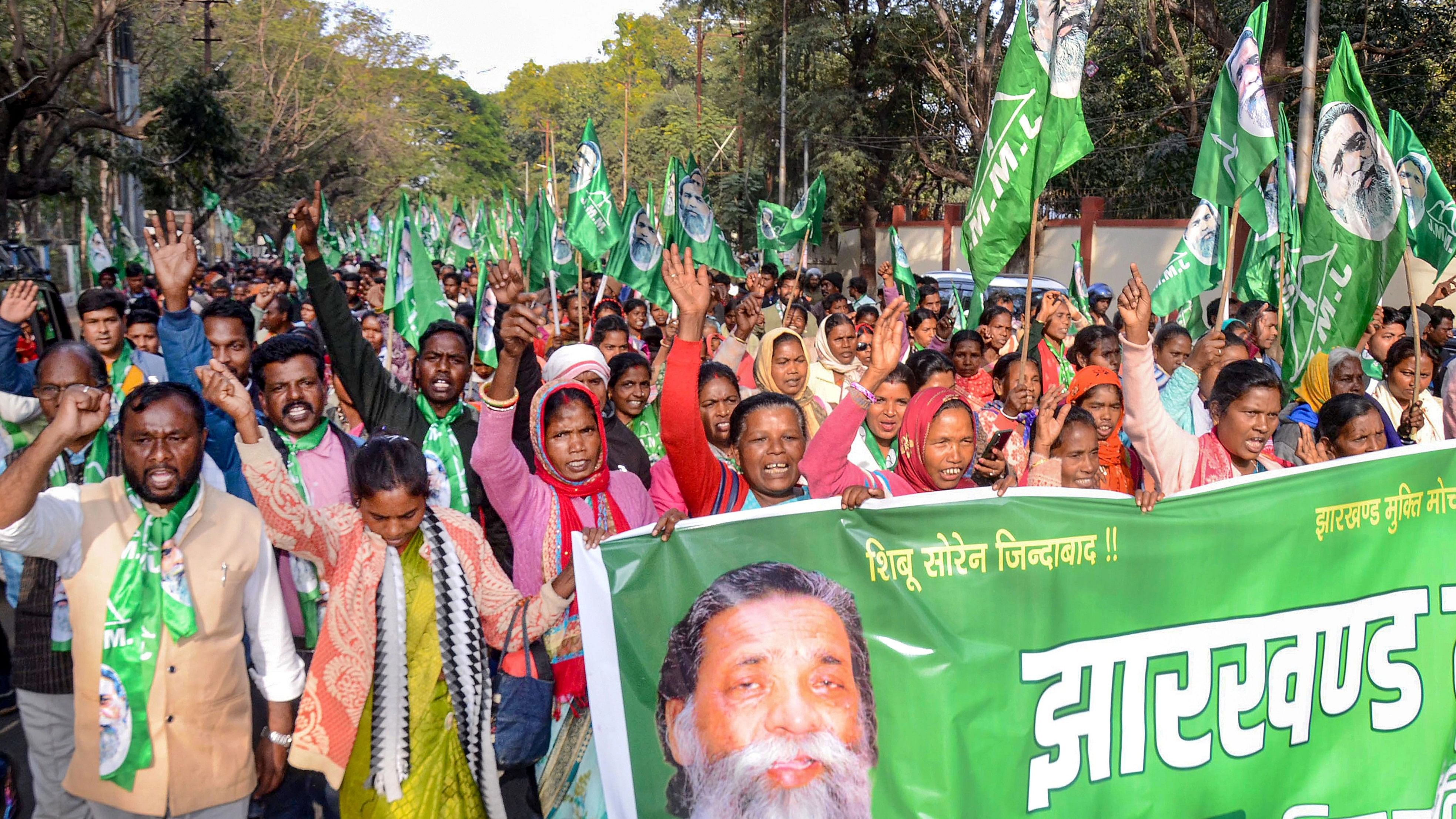 <div class="paragraphs"><p>Jharkhand Mukti Morcha supporters take out a march in support of Hemant Soren.</p></div>