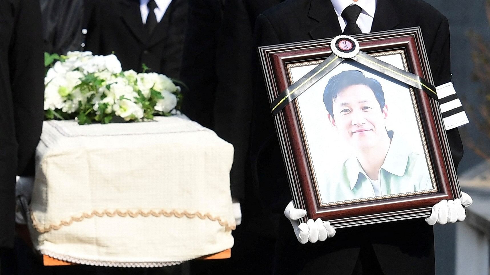 <div class="paragraphs"><p>Mourners carrying a coffin and portrait of South Korean actor Lee Sun-kyun leave after his funeral in Seoul, South Korea, December 29, 2023.  </p></div>