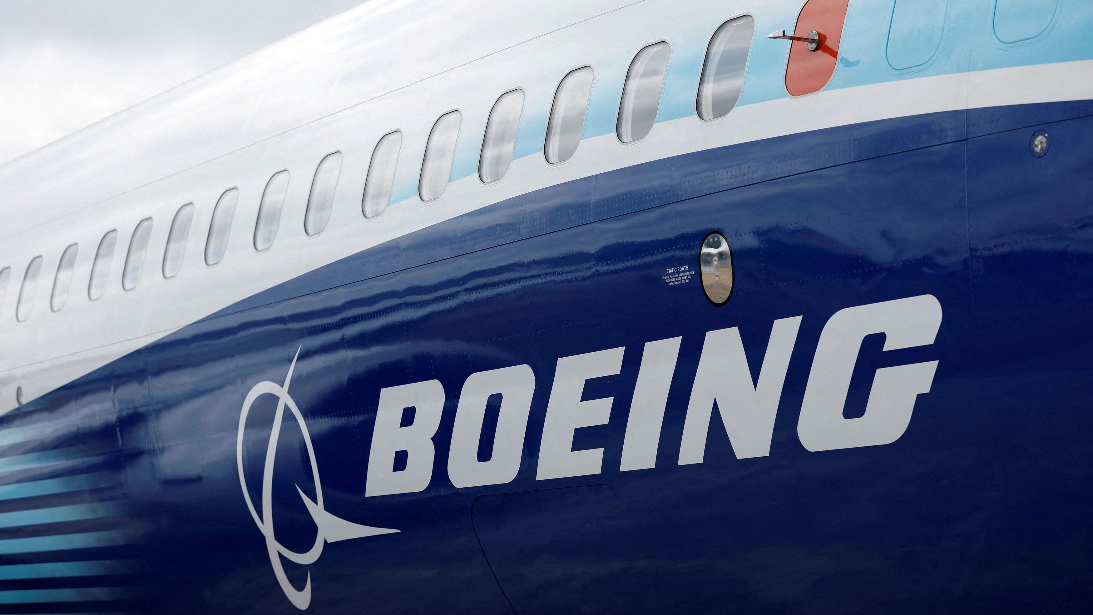 <div class="paragraphs"><p>The Boeing logo.</p></div>