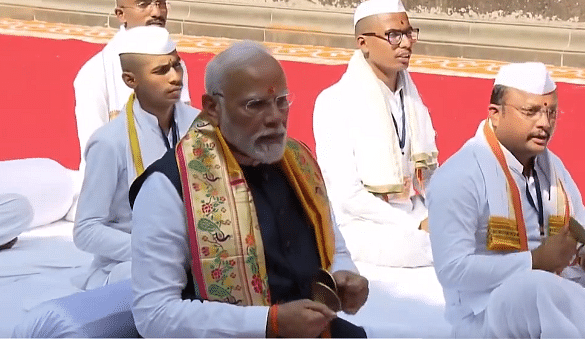 <div class="paragraphs"><p>PM Narendra Modi sngs 'bhajan' at Shree Kalaram Temple in Nashik, Maharashtra.</p></div>