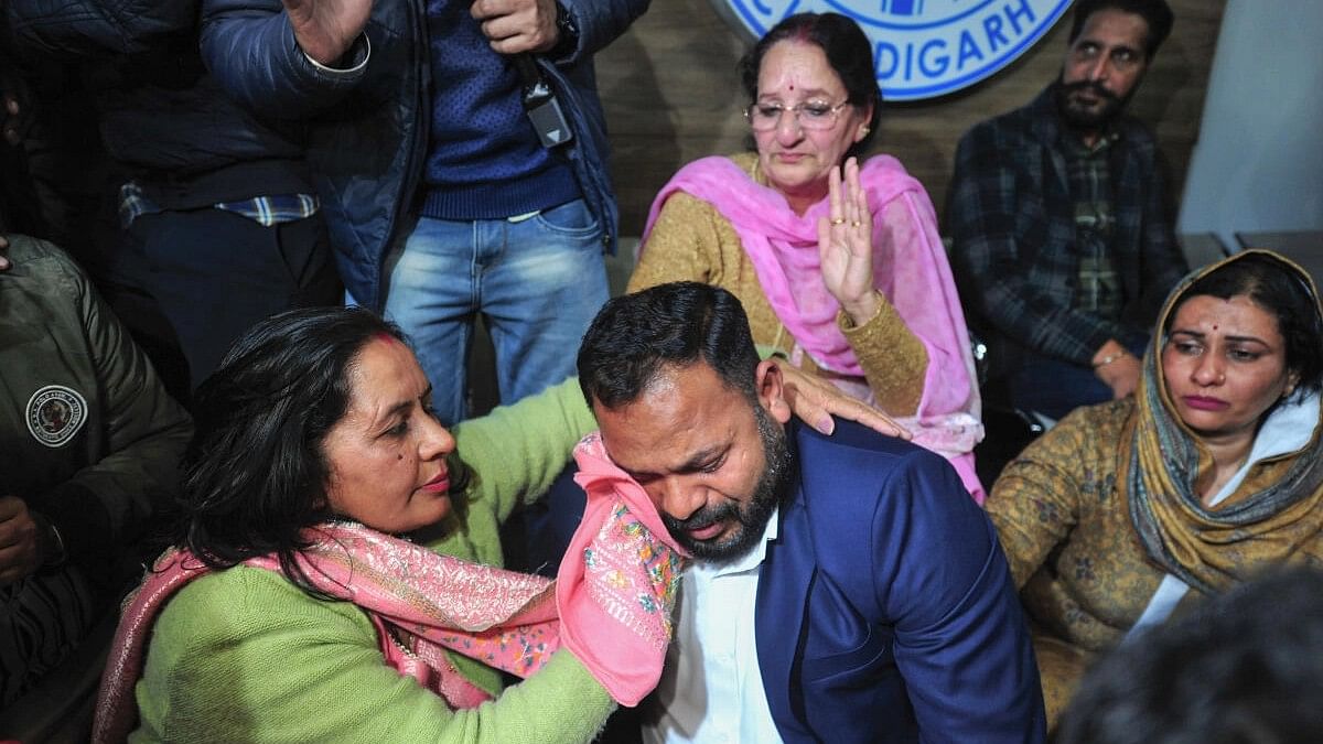 <div class="paragraphs"><p>AAP mayor candidate Kuldeep Kumar breaks down after his defeat in the Chandigarh mayoral polls, in Chandigarh.</p></div>