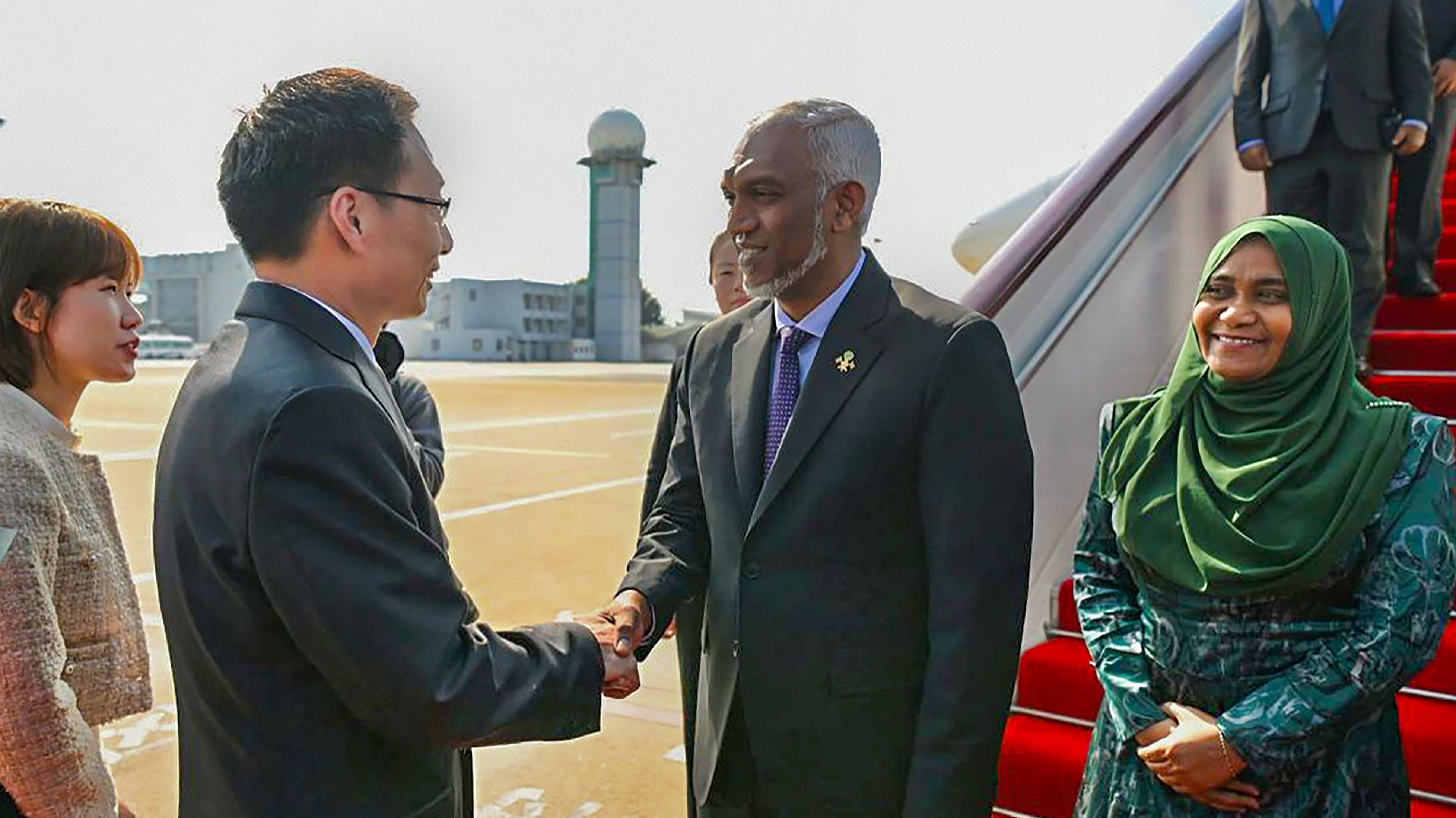 <div class="paragraphs"><p>Maldives President Mohamed Muizzu and First Lady Sajidha Mohamed being welcomed upon their arrival in People’s Republic of China, on Monday, Jan 8, 2024.</p></div>