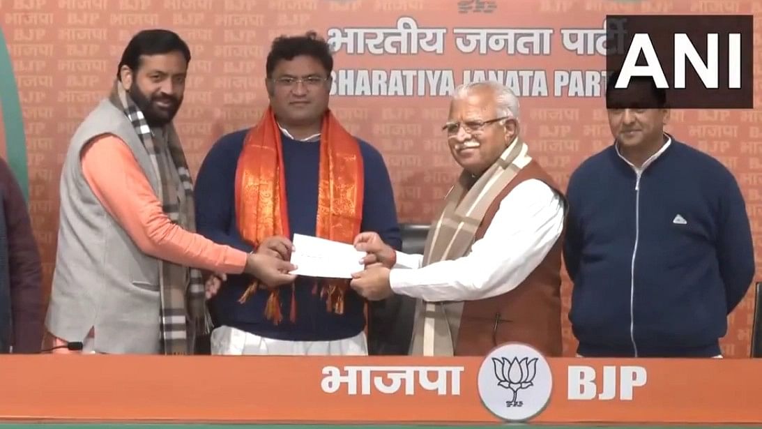 <div class="paragraphs"><p>Ashok Tanwar joins BJP in the presence of Haryana CM Manohar Lal Khattar and BJP National General Secretary Arun Singh.</p></div>