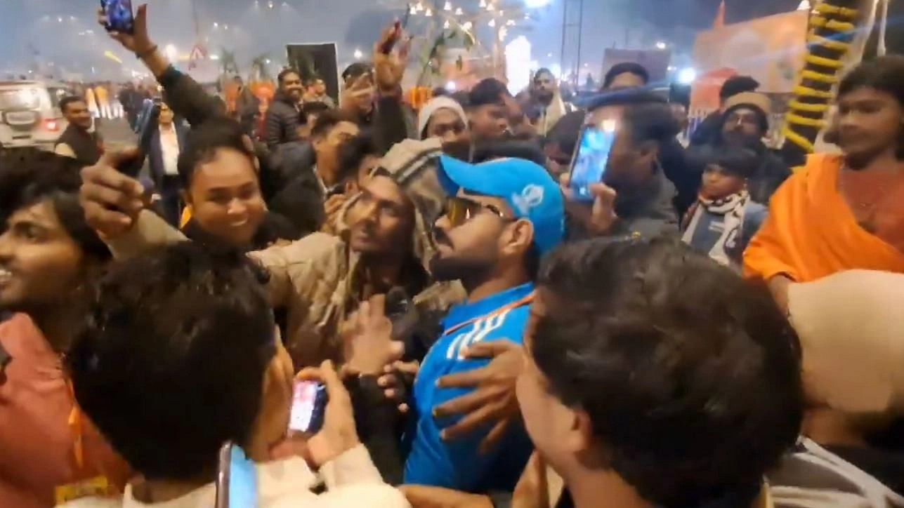 <div class="paragraphs"><p>A screengrab of the viral video showing devotees surrounding Virat Kohli's lookalike in Ayodhya for a selfie on  January 22.&nbsp;</p></div>