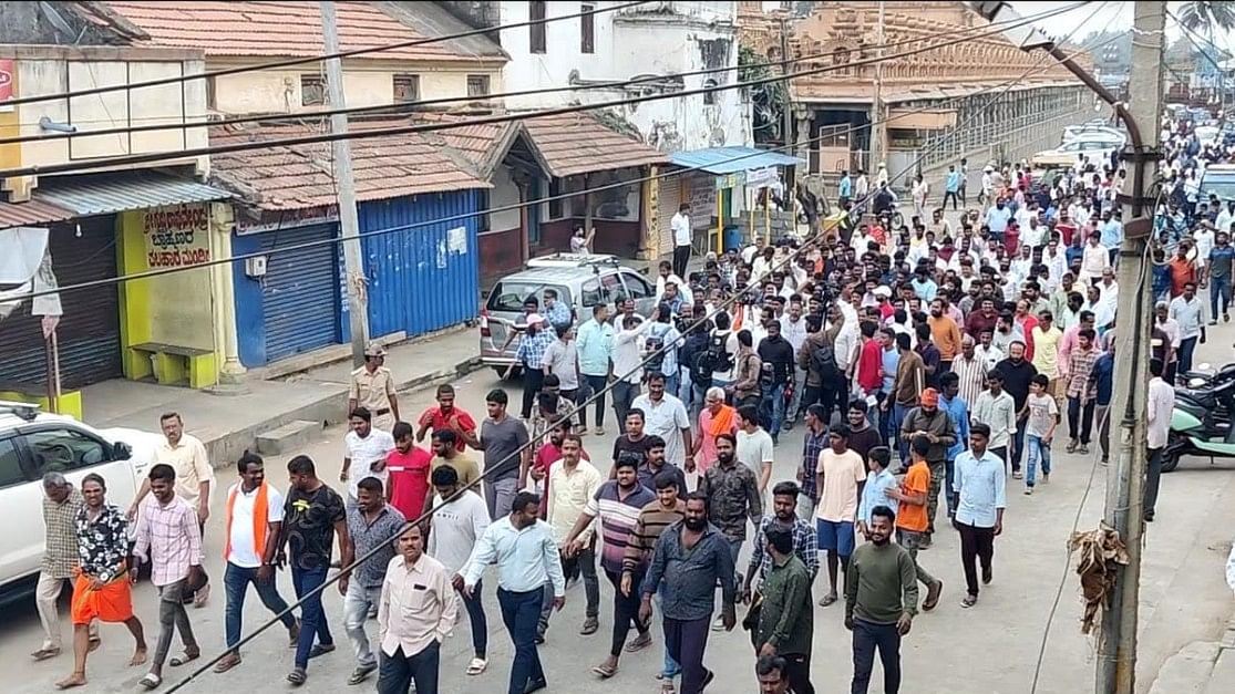 <div class="paragraphs"><p>Members of Srikanteshwara Bhakta Mandali and volunteers take out a peaceful march as part of Nanjangud bandh in Mysuru district on Thursday.</p></div>
