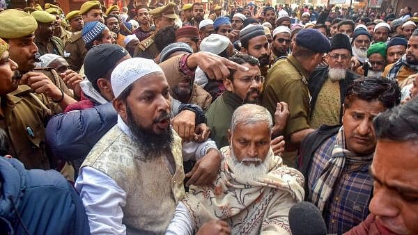 <div class="paragraphs"><p>Police intervene as Muslims scuffle with the media over ASI survey report outside the Gyanvapi mosque, in Varanasi, Friday, Jan. 26, 2024.</p></div>