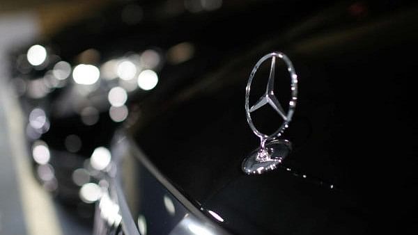 <div class="paragraphs"><p>Mercedes-Benz logo. </p></div>