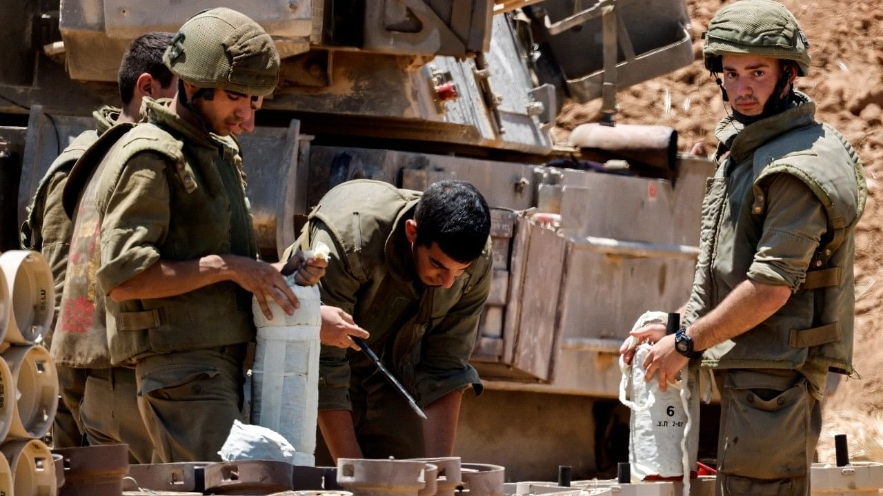 <div class="paragraphs"><p>Representatives image of soldiers checking shells in the Gaza border.</p></div>