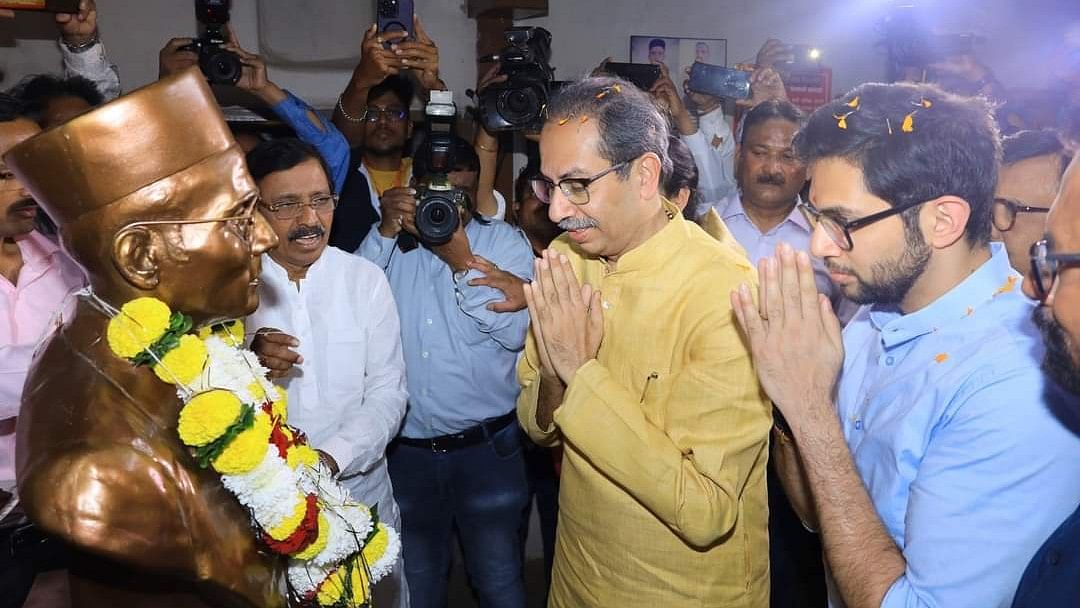 <div class="paragraphs"><p>Uddhav Thackeray paying tributes to Veer Savarkar in Nashik.</p></div>