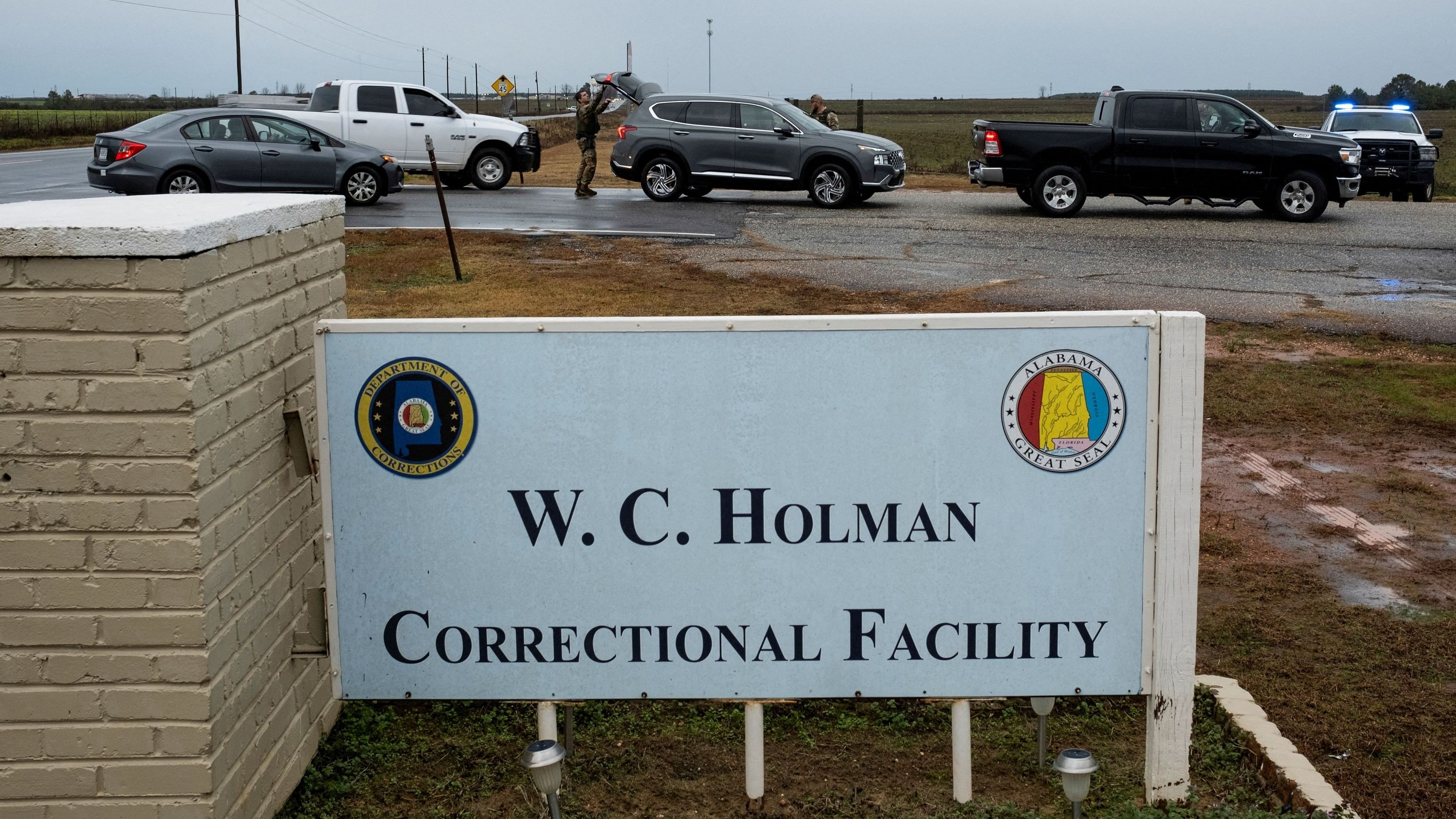 <div class="paragraphs"><p>Vehicles are inspected by law enforcement at the Holman Correctional Facility gate before the scheduled execution by asphyxiation using pure nitrogen of Kenneth Smith.</p></div>