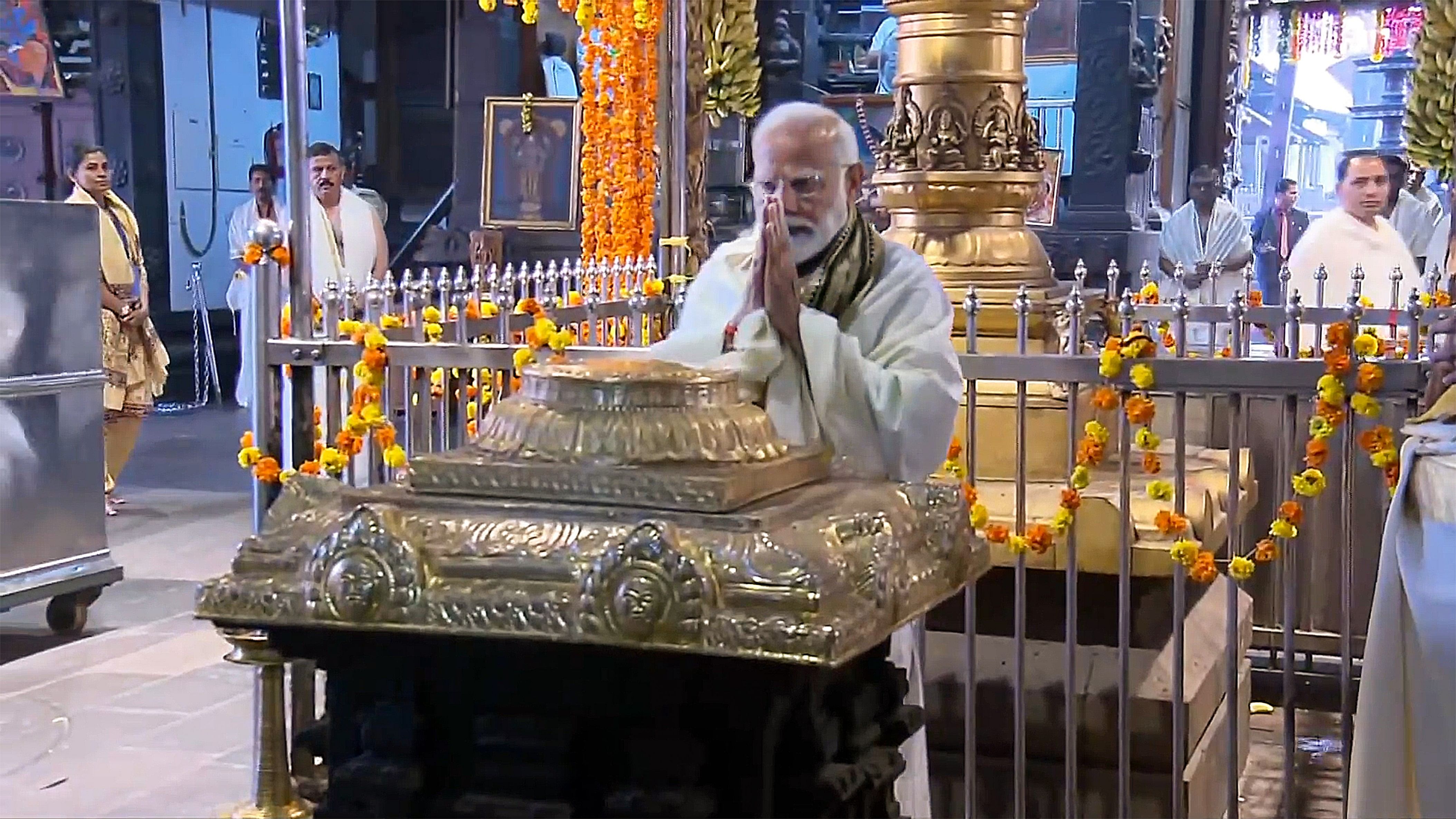 <div class="paragraphs"><p>Prime Minister Narendra Modi offers prayers at Lord Krishna temple, in Guruvayur, Thrissur district, Kerala, on Wednesday.</p></div>