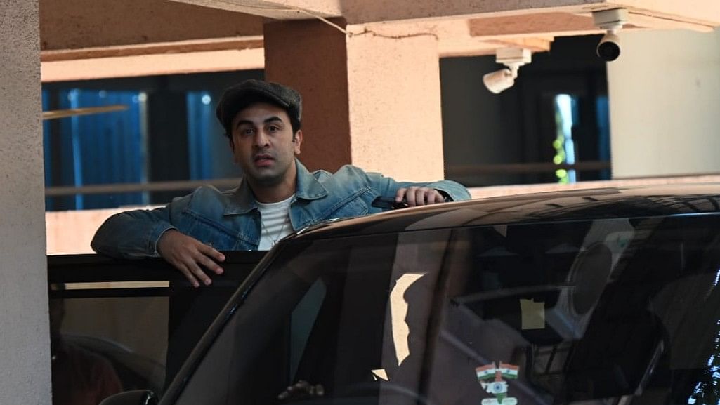 <div class="paragraphs"><p>Ranbir Kapoor spotted outside Sanjay Leela Bhansali's office in Mumbai.</p></div>