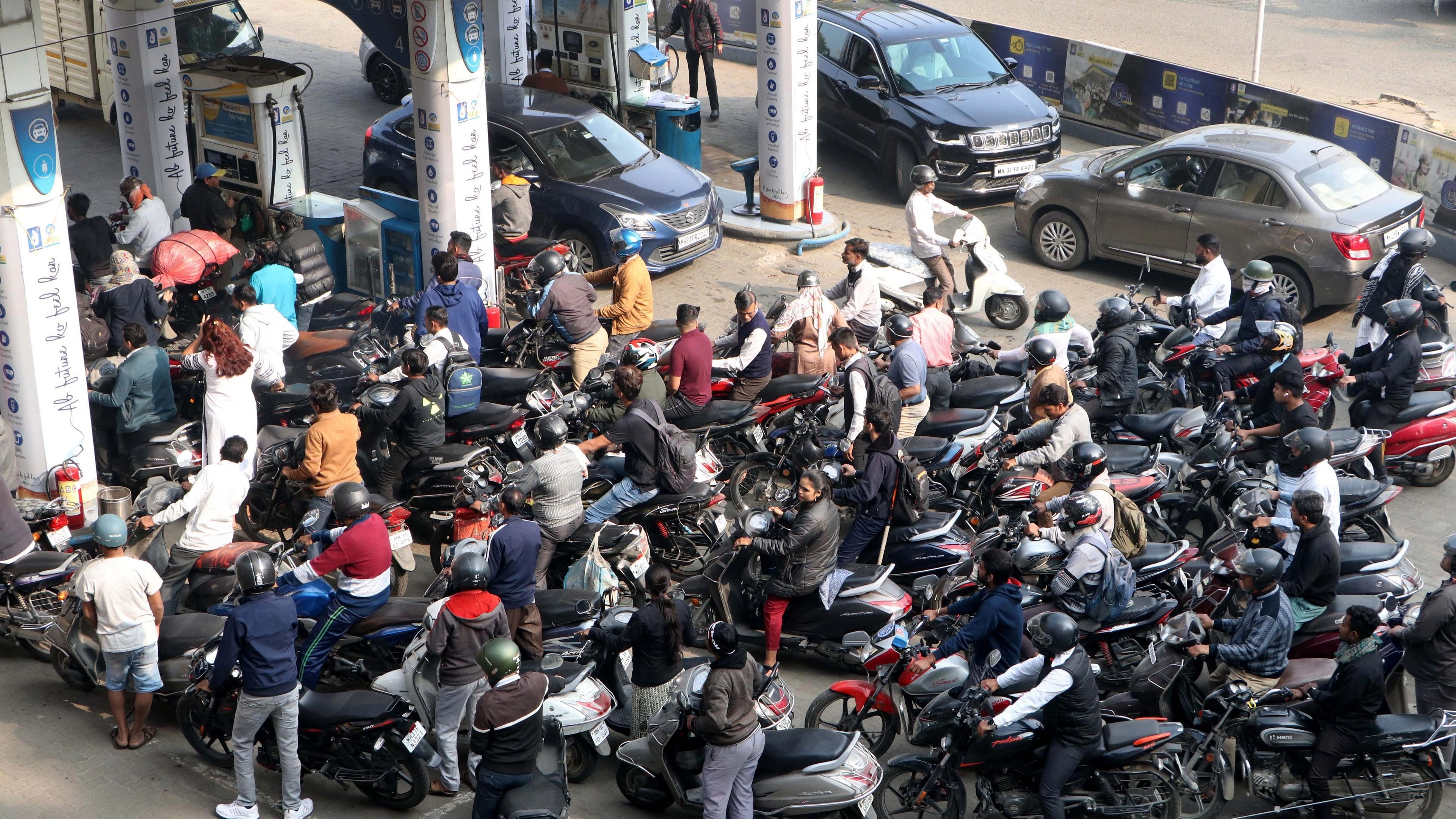 <div class="paragraphs"><p>People wait in a long queue to get fuel amid 'rasta roko' protests by truck drivers in many parts of Maharashtra, in Nagpur.</p></div>