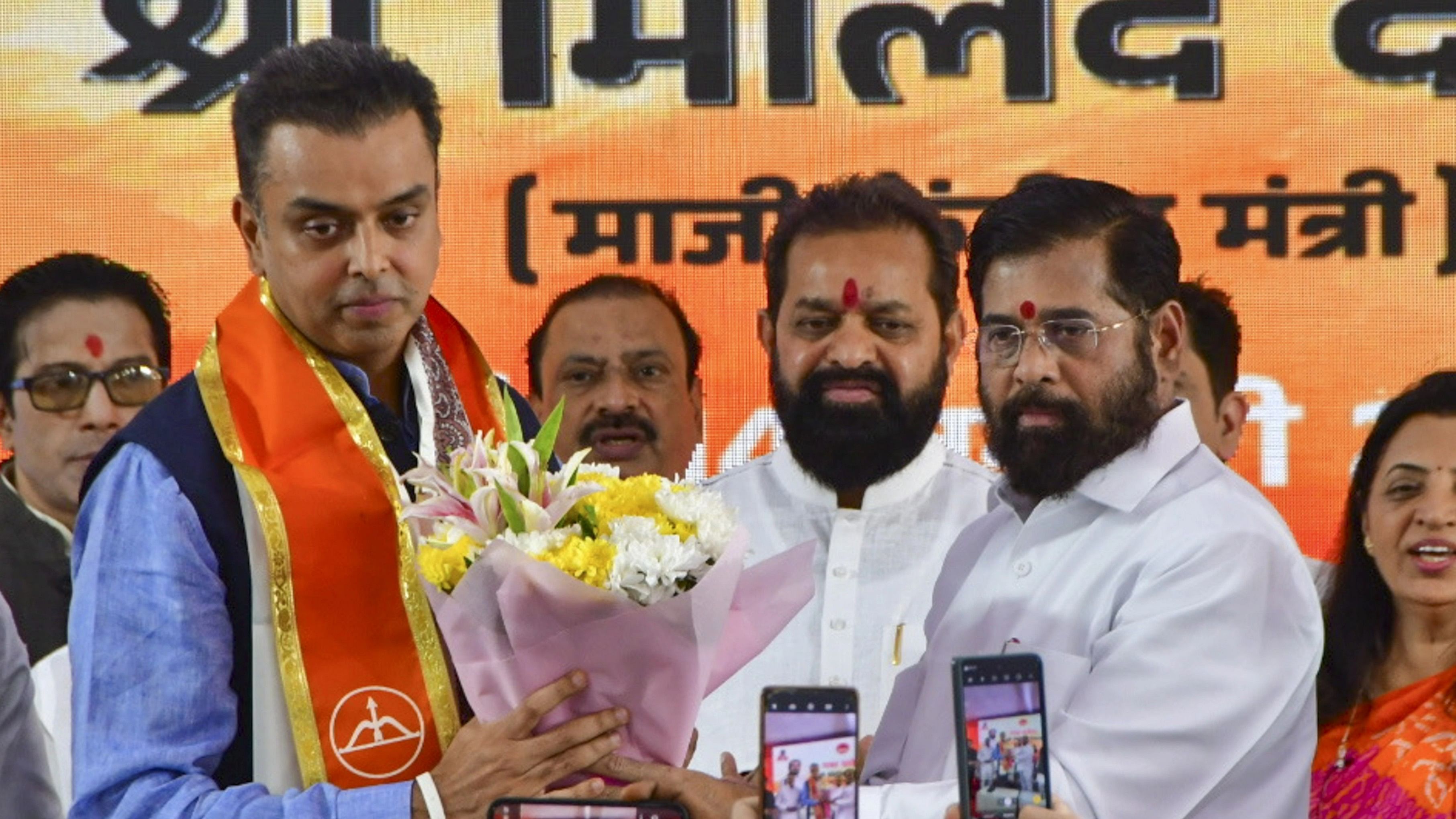 <div class="paragraphs"><p> Maharashtra Chief Minister Eknath Shinde welcomes former Congress leader Milind Deora who joined Shiv Sena (Shinde faction).</p></div>