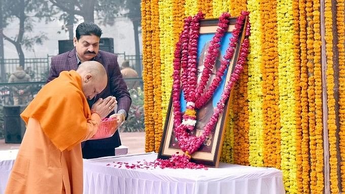 <div class="paragraphs"><p>The chief minister paid floral tributes to Netaji's statue at Parivartan Chowk.</p></div>