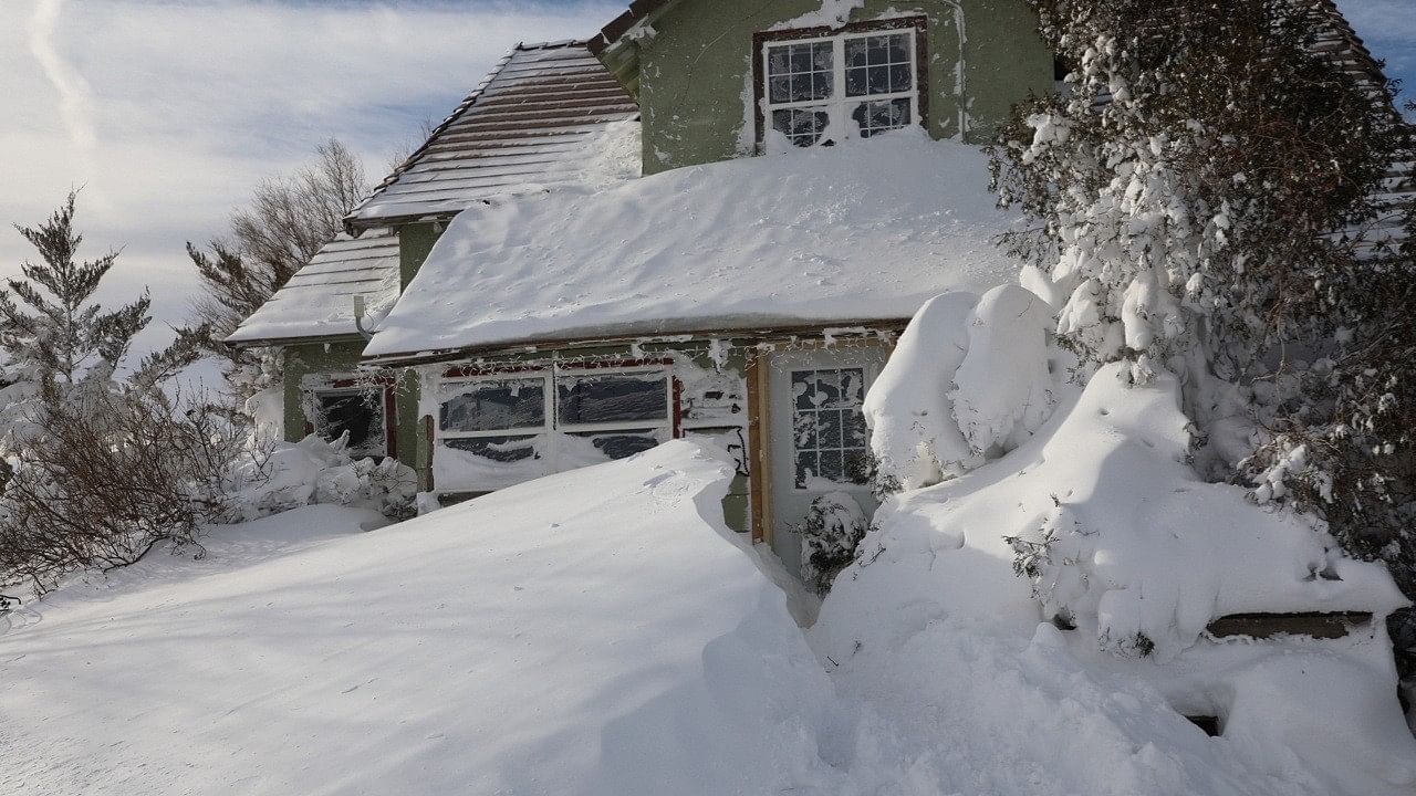 <div class="paragraphs"><p>A house covered with snow in United States.</p></div>