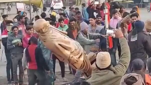 <div class="paragraphs"><p>Statue of&nbsp;Sardar Vallabhbhai Patel pulled down by people in Ujjain.</p></div>