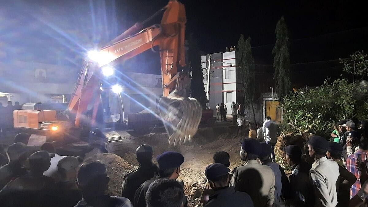 <div class="paragraphs"><p>Rescue operation underway after a 2.5-year-old girl fell into a 30-feet deep borewell, in Devbhumi Dwarka district.</p></div>