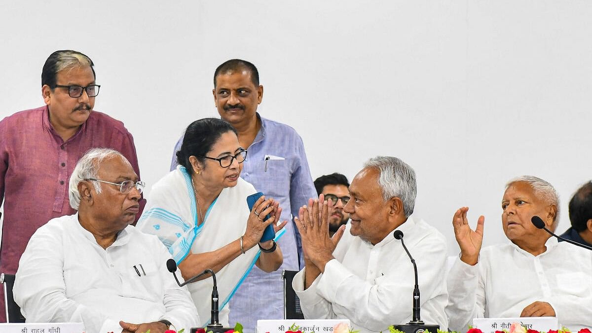 <div class="paragraphs"><p>In this image, Congress's Mallikarjun Kharge, JD(U)'s Nitish Kumar and RJD's Lalu Prasad Yadav can be seen.</p></div>