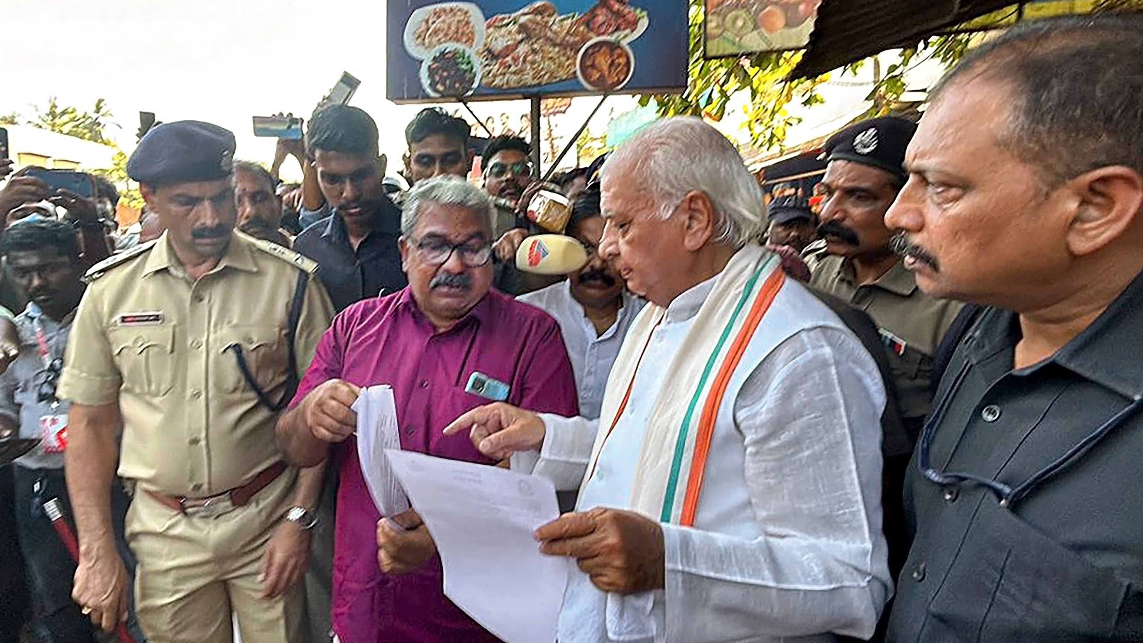 <div class="paragraphs"><p>Governor Arif Mohammed Khan stages a sit-in protest at a tea shop at Nilamel in Kerala.&nbsp;</p></div>