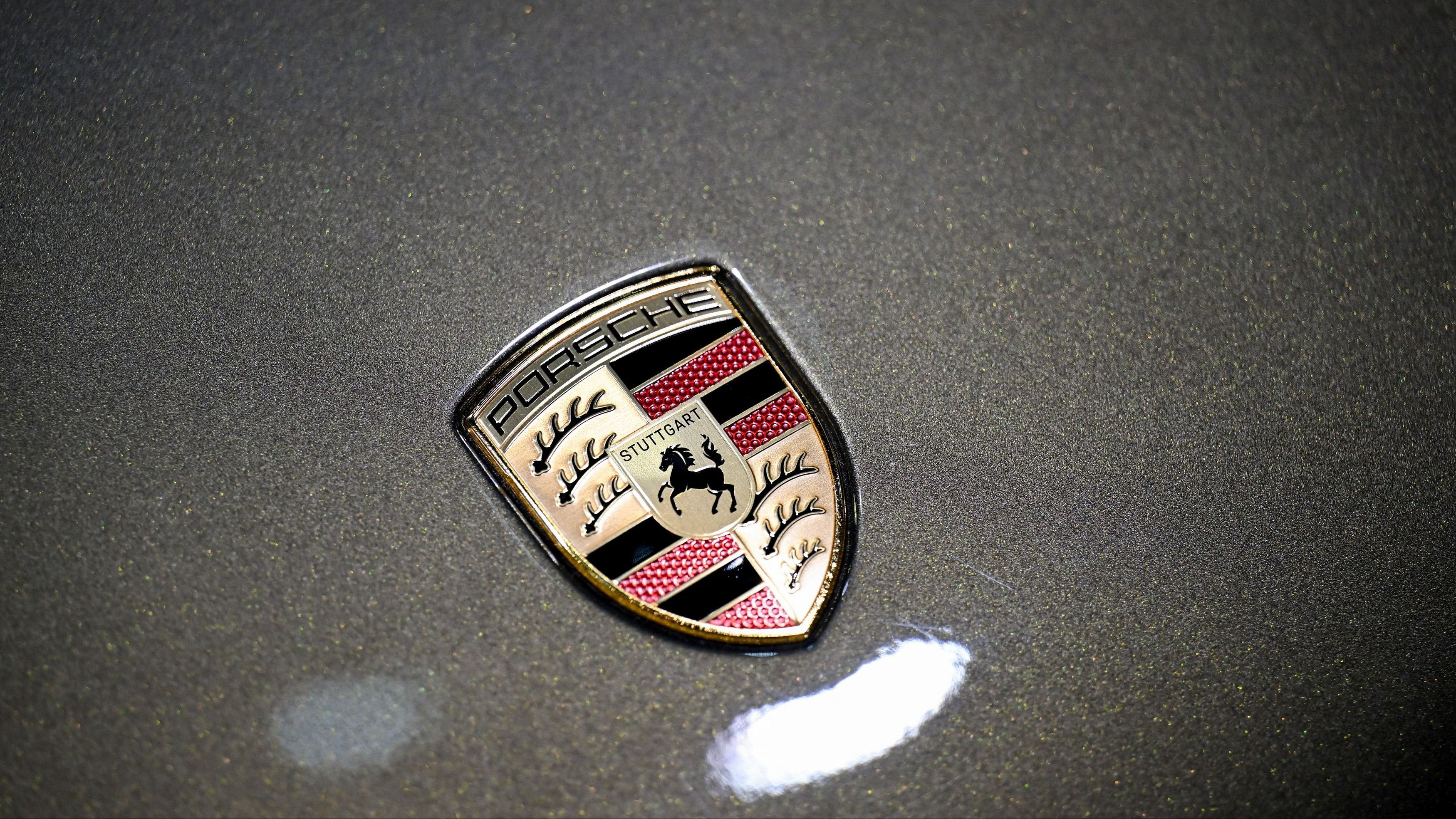 <div class="paragraphs"><p>Porsche logo.</p></div>