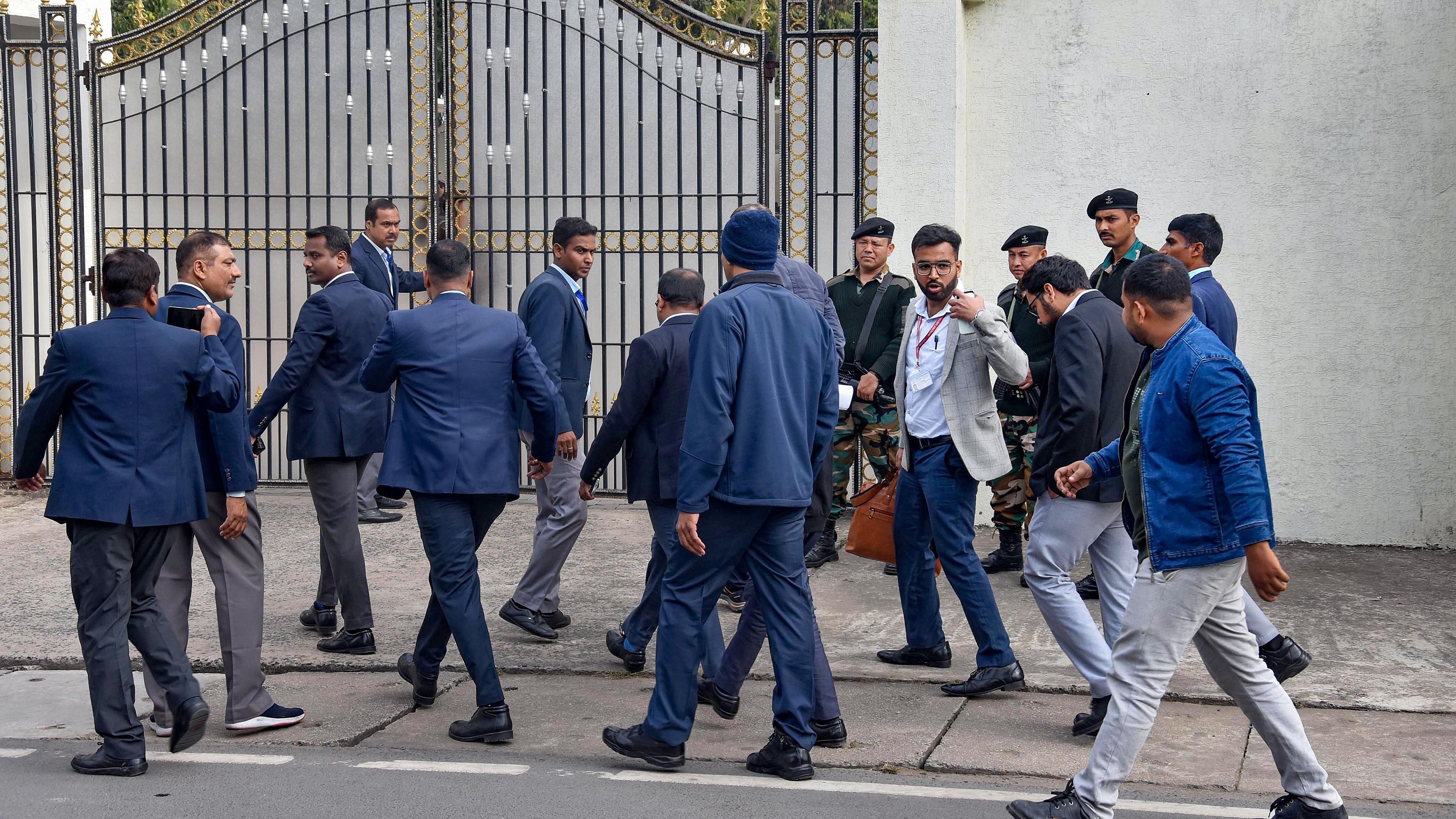 <div class="paragraphs"><p>Enforcement Directorate (ED) officials arrive at the residence of Jharkhand Chief Minister Hemant Soren for his questioning in a money laundering case linked to an alleged land scam, in Ranchi, Saturday, January 20, 2024. </p></div>