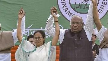 <div class="paragraphs"><p>Congress president Mallikarjun Kharge with West Bengal Chief Minister Mamata Banerjee</p></div>