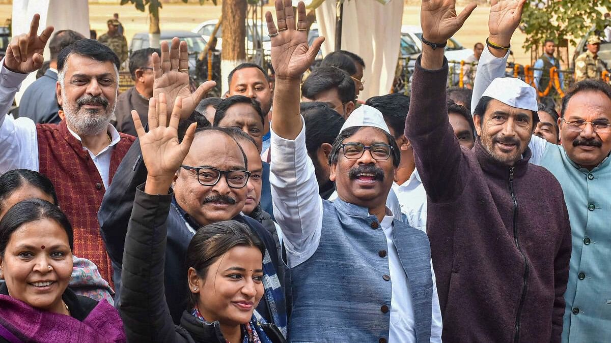 <div class="paragraphs"><p>Jharkhand Chief Minister Hemant Soren with JMM MLAs waves after paying tribute to Mahatma Gandhi on his death anniversary, in Ranchi</p></div>