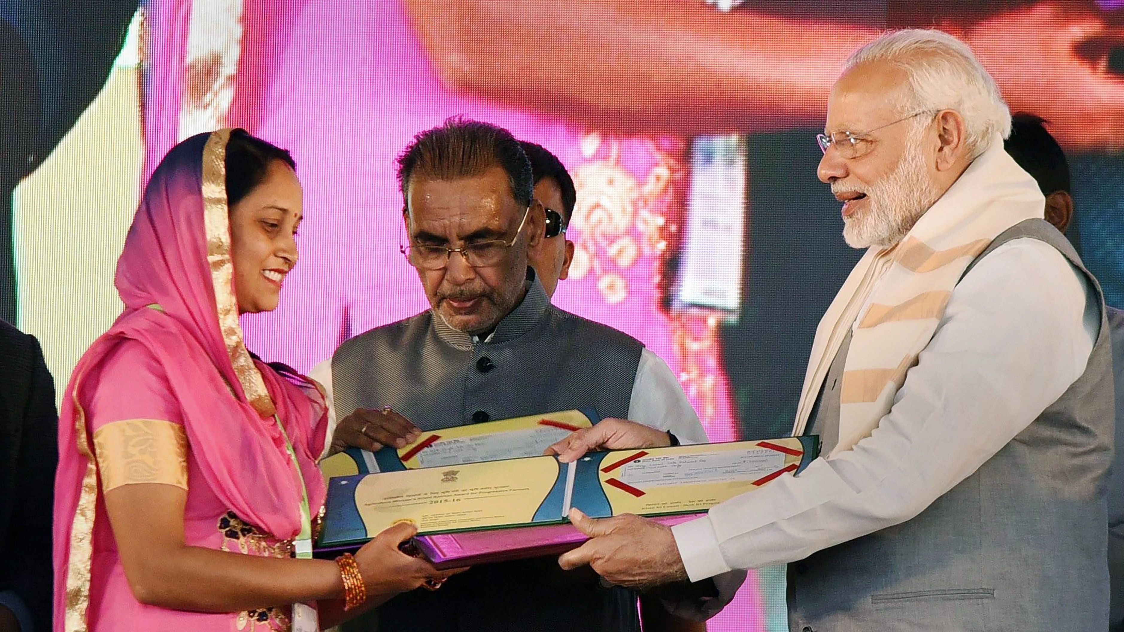 <div class="paragraphs"><p> Prime Minister Narendra Modi presents 'Krishi Karman Award'for innovating farming to Himachal Pradesh farmers during Krishi Unnati Mela in New Delhi on Saturday, Mar 17, 2018.</p></div>