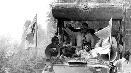 <div class="paragraphs"><p>Ram Rath Yatra passing through a street in New Delhi on 14-10-1990.</p></div>