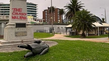 <div class="paragraphs"><p>Vandalised james Cooke Statue.</p></div>