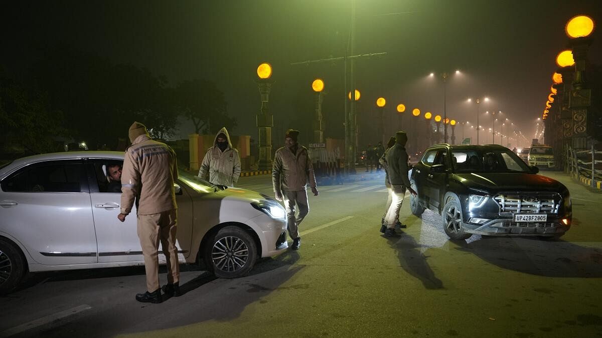 <div class="paragraphs"><p>Uttar Pradesh Police personnel check vehicles check at Dharmpath during new year celebrations near Lata Mangeshkar Chowki in Ayodhya</p></div>